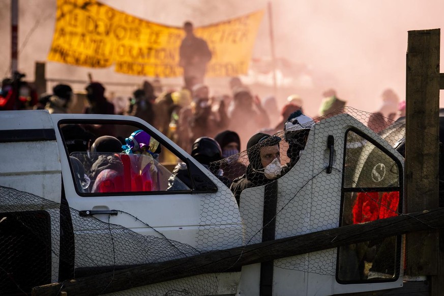 Activists stand on a barricade during the operation of the eviction of environmental protesters from the ZAD de la Colline &quot;Zone A Defendre&quot; (zone to defend) installed by environmental activ ...