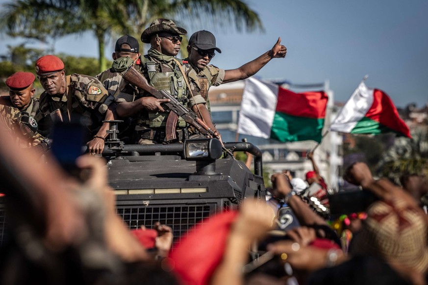 Les membres de l&#039;unité Capsat de l&#039;armée malgache sont accueillis avec jubilation lors d&#039;un rassemblement de la société civile appelant à la démission du président Andry Rajoelina, avan ...