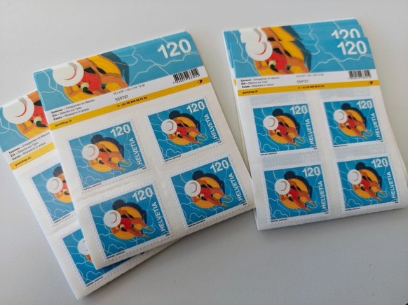 De faux timbres ont été proposés sur AliExpress – copies confisquées sur la photo. Au moins 57 personnes originaires d'Argovie seulement ont commandé les contrefaçons.