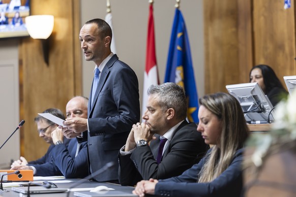 Les conseillers d'Etat valaisans, de gauche a droite, Franz Ruppen, Mathias Reynard, Christophe Darbellay, Stephane Ganzer, Franziska Biner, parlent, apres avoir observe une minute de silence pou ...
