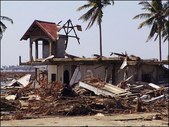 INDONESIA - DECEMBER 27: Exclusive. Aceh The Day After The Earthquake And Tsunami Disaster On December 27, 2004 In Aceh, Indonesia. (Photo by Patrick AVENTURIER/Gamma-Rapho via Getty Images)
