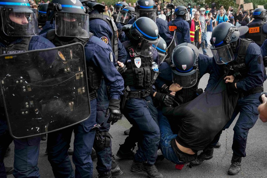 Les images de nombreuses arrestations ont indigné en France.