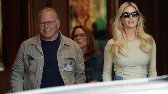 Ivanka Trump quittant le Sun Valley Lodge aux côtés de David Zaslav, PDG de Warner Bros. Discovery, lors du lancement officiel de la retraite dans l&#039;Idaho.