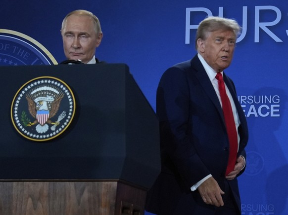 Donald Trump (� dr.) et Vladimir Poutine � leur arriv�e � la conf�rence de presse.