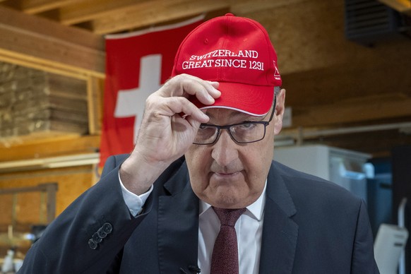 <p>Guy Parmelin porte une casquette portant l'inscription <em>Switzerland great since 1291</em>, le mercredi 29 juillet 2026 à Neudorf.</p>