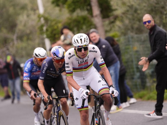 Pogacar à l'attaque dans la Cipressa devant Pidcock et Van der Poel