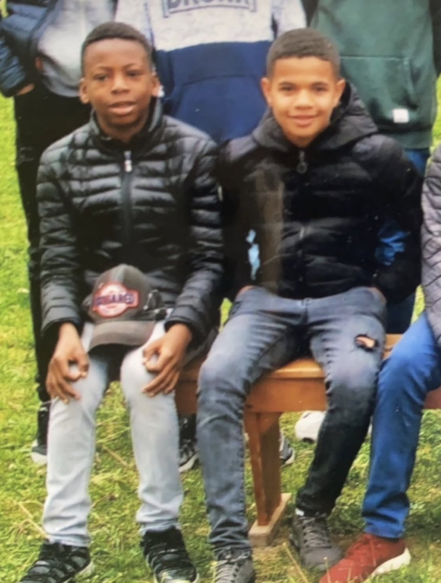 Johan Manzambi (à gauche) et Zachary Athekame, ensemble sur les bancs de l’école. Cette photo a été partagée par le joueur d’Aston Villa après l’annonce de leur sélection.