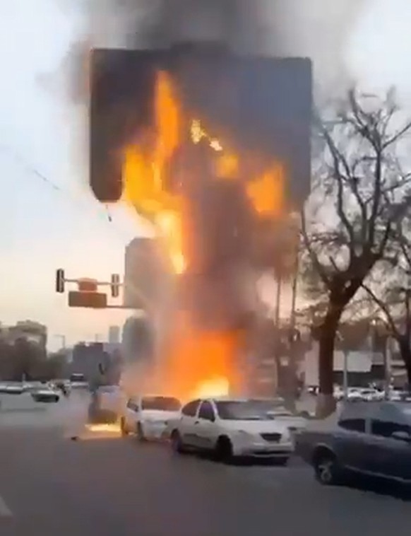 Ici, une enseigne à l'effigie du guide suprême Ali Khamenei est incendiée, a Téhéran.