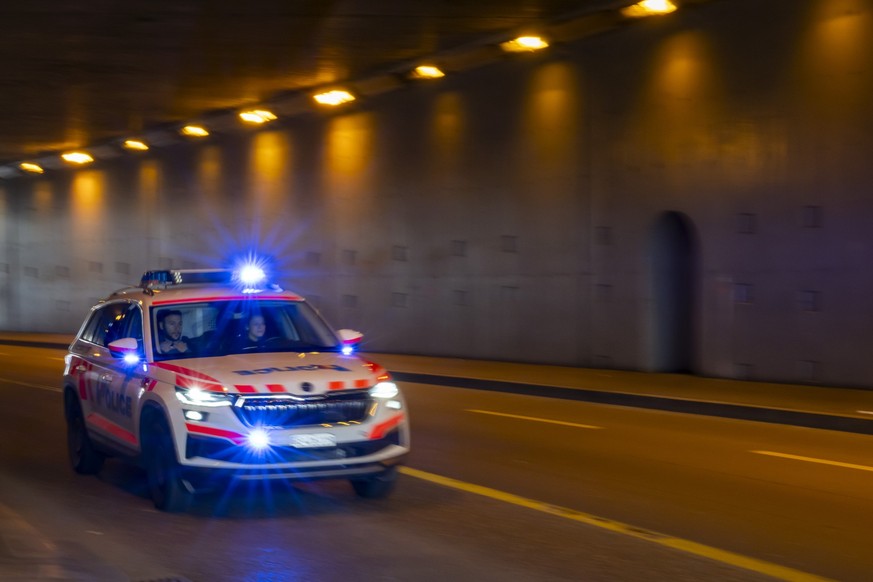 [Editor&#039;s note: photo mise-en-scene] Julien et Kelly, des policiers de la gendarmerie Genevoise, patrouillent en voiture de police feux bleus enclenches ce mardi 18 mars 2025 a Geneve. Une confer ...