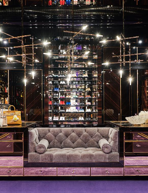 Le dressing principal, avec sa banquette en peau de mouton et ses menuiseries signées Rafauli
