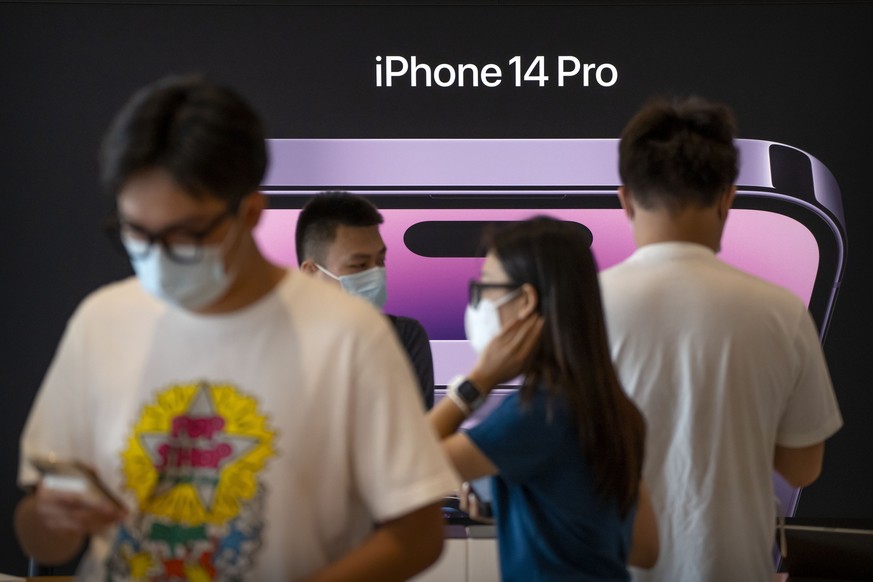 Des clients font des achats dans un Apple Store lors du premier jour de vente de l'iPhone 14 à Pékin, en Chine.