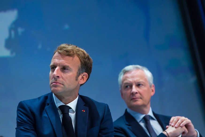 epa09471044 French President Emmanuel Macron (L) and French Finance Minister Bruno Le Maire (R) attend a meeting of the &#039;U2P&#039;, French local businesses union, in Paris, France, 16 September 2 ...