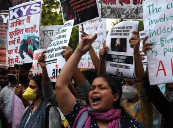 Des femmes à New Delhi ont manifesté contre le viol collectif d’une jeune femme dalit en octobre 2020.