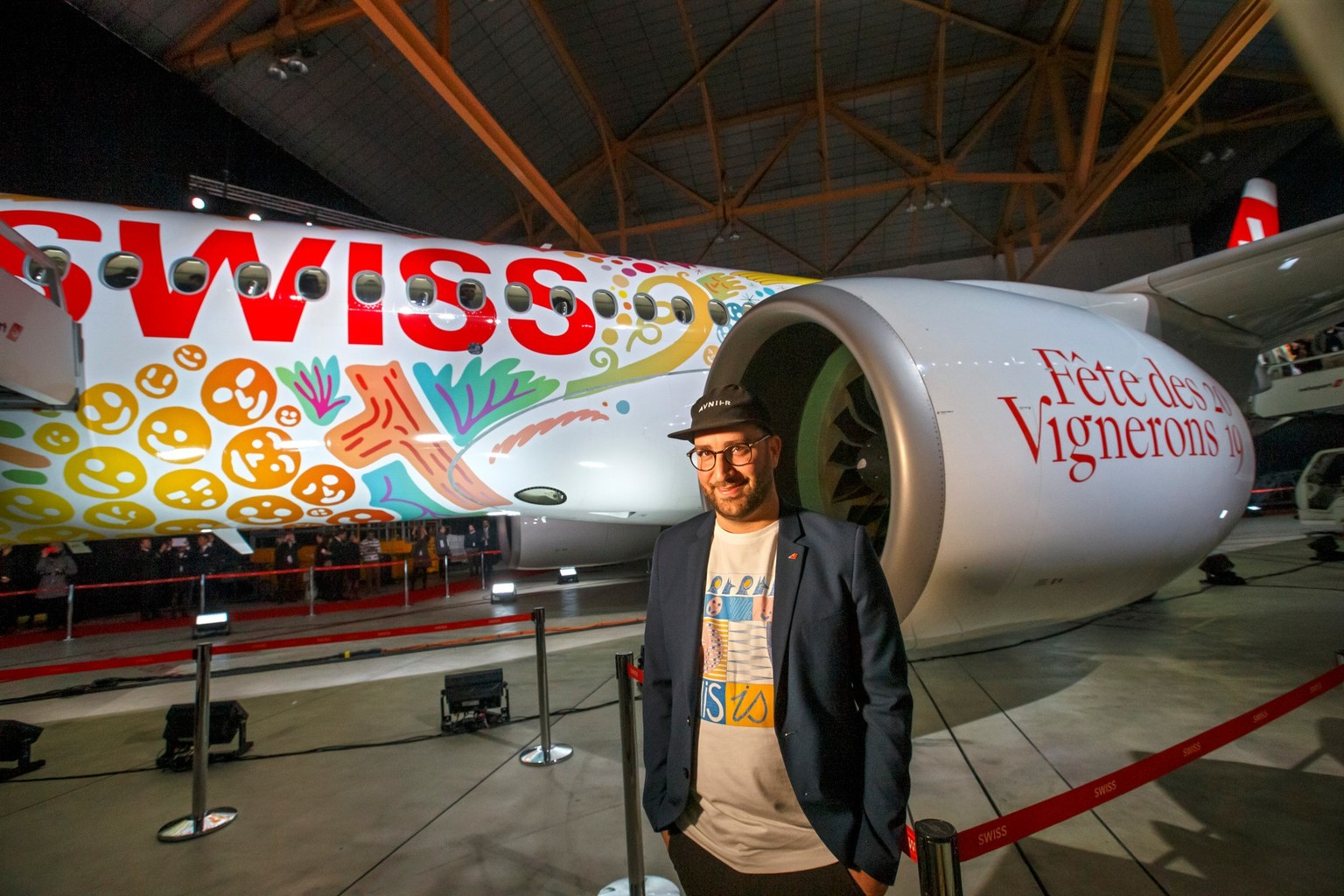 Mathias Forbach en 2019, avec l’un des deux avions qu’il a signés pour la compagnie aérienne Swiss.