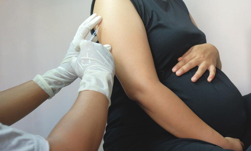 Selon l'Agence européenne des médicaments, les vaccinations ont également fourni une protection accrue contre les hospitalisations et les décès, en particulier en fin de grossesse.