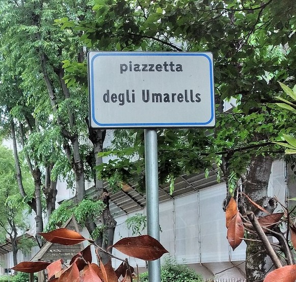 Piazzetta degli Umarells a Bologna

https://it.wikipedia.org/wiki/Umarell#/media/File:Piazzetta_degli_Umarells_from_west.jpg