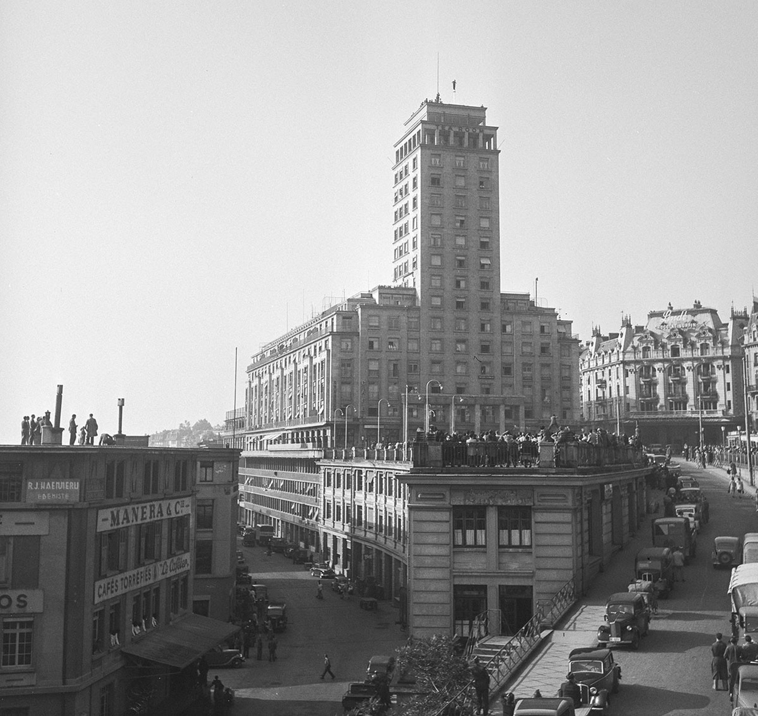 Spectacle grandiose en octobre 1947 au sommet de la tour Bel-Air à Lausanne. Fasciné, le public observe l’incomparable Unus qui évolue à plusieurs mètres au-dessus du sol.