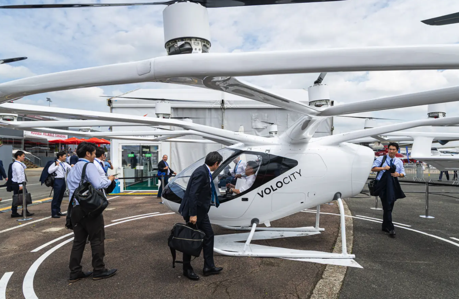 Des innovations respectueuses de l'environnement seront présentées: l'hélicoptère électrique Volocity devrait être utilisé comme taxi aérien dans les zones urbaines.
