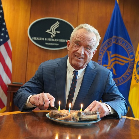 Fidèle à sa parole, en janvier, RFK Jr a remplacé le traditionnel gâteau d'anniversaire par un steak bien juteux.
