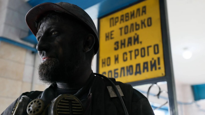 Un mineur se tient à l&#039;entrée d&#039;une mine dans la région ukrainienne occupée de Louhansk. En Russie, l&#039;industrie charbonnière est un employeur important.