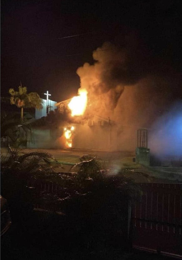 L'église de L'Espérance en feu.