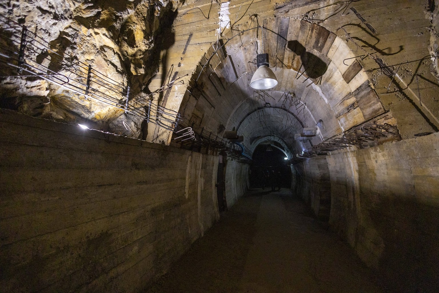 Schlesien Ein Stollen unter dem Schloss Fuerstenstein Zamek KsiÄÖÅ¼. Das Schloss in WaÅbrzych Waldenburg ist das groesste Schloss Schlesiens. Das ewa 2 Kilometer lange Stollensystem gehoert zum Projek ...