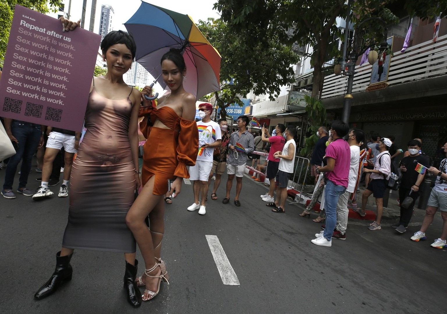 Des personnes de la communauté LGBT posent pour une photo alors qu'elles participent au défilé marquant la journée de la fierté 2022 à Bangkok, en Thaïlande, le 05 juin 2022.