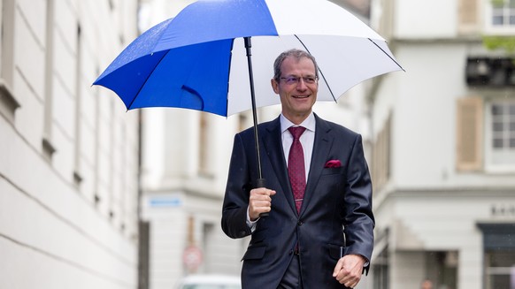 Der Luzerner Regierungsrat Reto Wyss, Die Mitte, laeuft zum Regierungsgebaeude anlaesslich dem zweiten Wahlgang der Regierungsratswahlen im Kanton Luzern am Sonntag, 14. Mai 2023 im Regierungsgebaeude ...