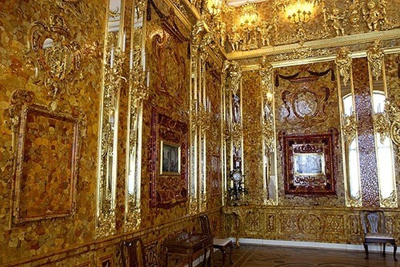 La Chambre d&#039;ambre fut offerte par le roi de Prusse Frédéric-Guillaume Ier au tsar de Russie Pierre le Grand en 1716.