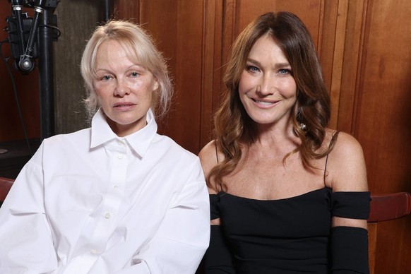 PARIS, FRANCE - JANUARY 26: (EDITORIAL USE ONLY - For Non-Editorial use please seek approval from Fashion House) Pamela Anderson and Carla Bruni attend the Jacquemus Menswear Fall-Winter 2025/2026 sho ...