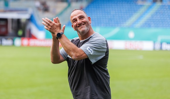 13.08.2023, Mecklenburg-Vorpommern, Rostock: Fu�ball, DFB-Pokal, 1. Runde, Rostocker FC - 1. FC Heidenheim, Ostseestadion: Trainer Frank Schmidt (Heidenheim) bedankt sich nach dem Spiel mit guter Laun ...