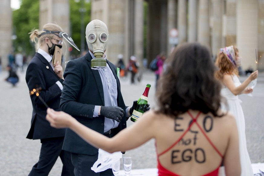 03.05.2020, Berlin: Teilnehmer einer Kundgebung von Extinction Rebellion tanzen vor dem Brandenburger Tor. Die Kundgebung findet zu Beginn der bundesweiten Aktion von Extinction Rebellion anlässlich d ...