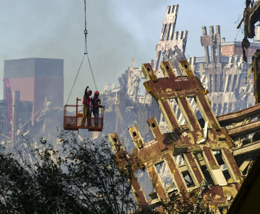 Les opérations de déblaiement à Ground Zero, une semaine après les attentats de septembre 2001.