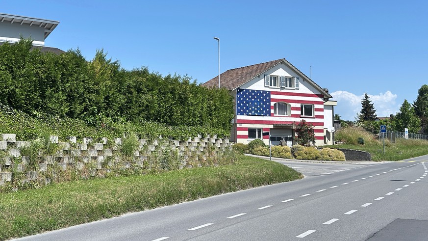 Plantée au bord d’une route cantonale très fréquentée, la maison américaine de Charly Rohrbach est immanquable.