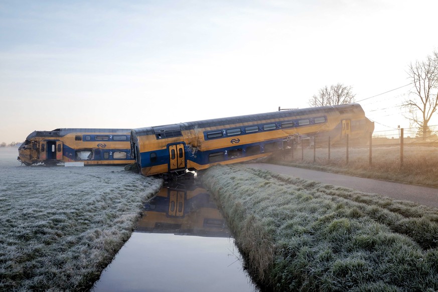 epaselect epa10559507 Clean-up work the day after an accident involving a passenger train and a freight train that collided with a construction crane, in Voorschoten, the Netherlands, 05 April 2023. A ...