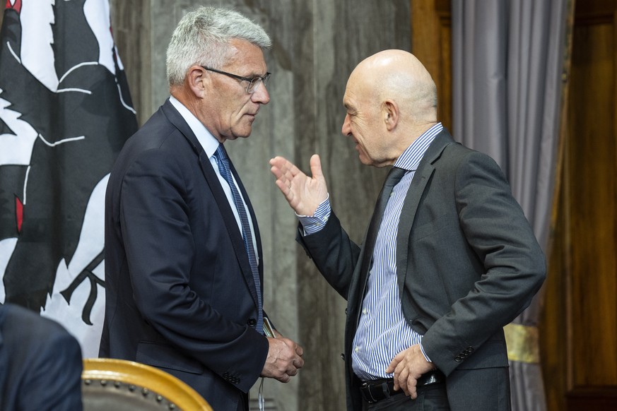 Die Staenderaete Pirmin Schwander, SVP-SZ, und Daniel Jositsch, SP-ZH, von links, dikutieren an der Sommersession der Eidgenoessischen Raete, am Donnerstag, 12. Juni 2025, in Bern. (KEYSTONE/Peter Sch ...
