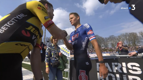 Van Aert (en jaune) félicite le Néerlandais.