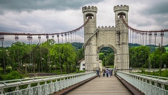 Le pont Charles-Albert, couramment appelé pont de la Caille, est un pont suspendu situé dans le département de la Haute-Savoie.