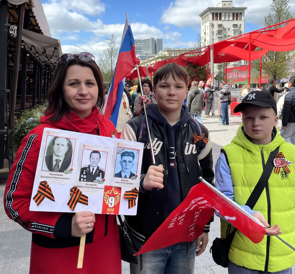 «Der Westen hat alles vergessen»: Irina Knjasewa (links) mit Bildern ihrer Grossväter und des Grossvaters ihres Mannes.