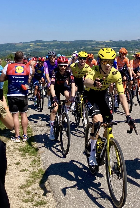 Yannis Voisard (casque rouge) en passe de se faire ravitailler.