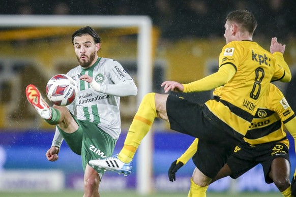 YB&#039;s Lukas Lakomy, rechts, gegen St. Gallens Bastien Toma, im Fussball Meisterschaftsspiel der Super League zwischen den Berner Young Boys und dem FC St. Gallen am Samstag, 9. Dezember 2023, im W ...