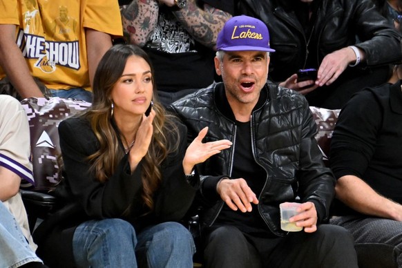 LOS ANGELES, CALIFORNIA - NOVEMBER 10: Jessica Alba and Cash Warren attend a basketball game between the Los Angeles Lakers and the Toronto Raptors at Crypto.com Arena on November 10, 2024 in Los Ange ...