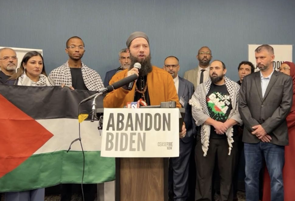 Mardi, dans plusieurs importants swing States, des musulmans ont lancé des manifestations pour «abandonner Biden», à cause de son soutien indéfectible à Israël. De quoi lui donner de belles sueurs fro ...
