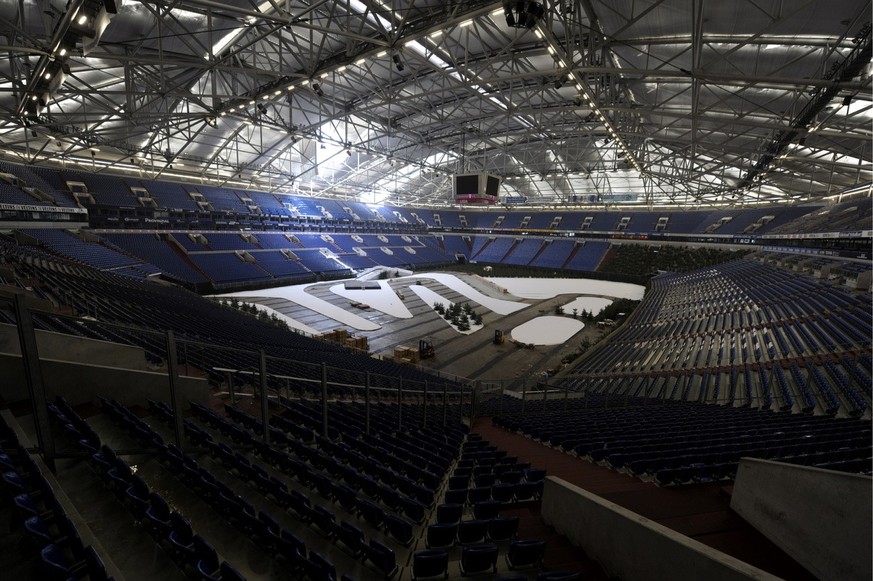 Licht faellt am Sonntag (26.12.10) in Gelsenkirchen durch Loecher im Dach der Veltins-Arena. Durch starken Schneefall sind am Heiligen Abend drei Bahnen im Stadiondach beschaedigt worden. Betroffen si ...