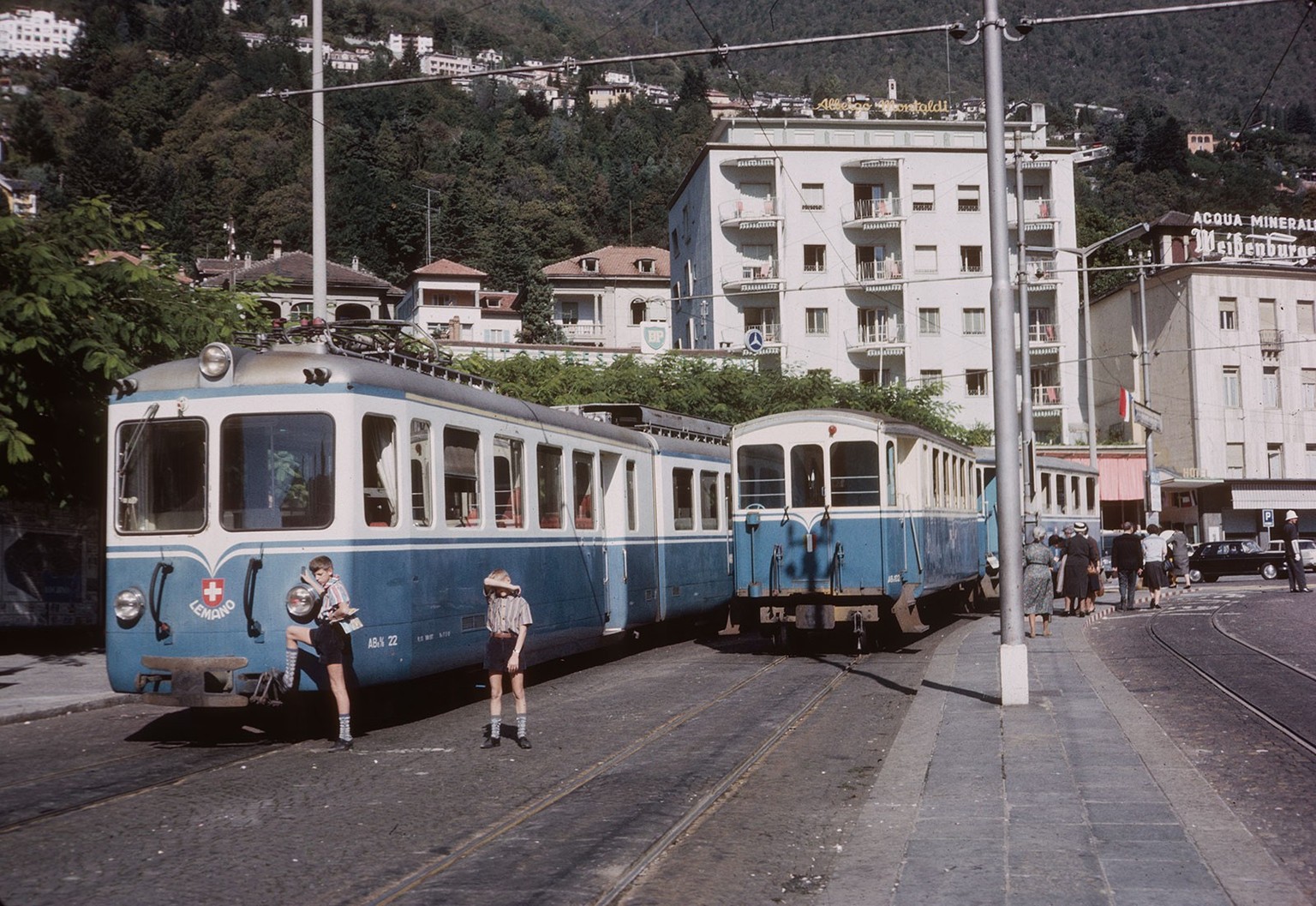 La Centovallina lorsqu’elle circulait encore sur la place de la gare à Locarno, 1967.
http://doi.org/10.3932/ethz-a-000833995
