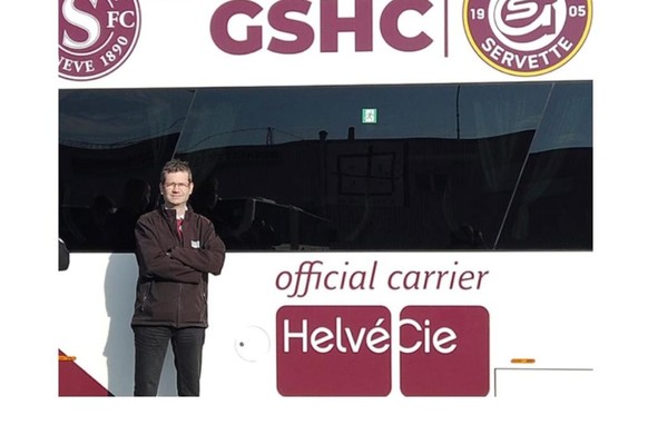 Alain Carrier, devant son outil de travail principal: le car du Servette FC, partagé avec les hockeyeurs du GSHC.