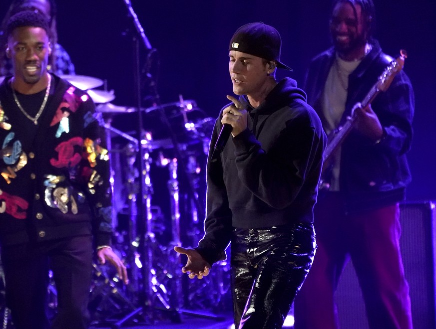 Giveon, left, and Justin Bieber perform &quot;Peaches&quot; at the 64th Annual Grammy Awards on Sunday, April 3, 2022, in Las Vegas. (AP Photo/Chris Pizzello)
Giveon,Justin Bieber