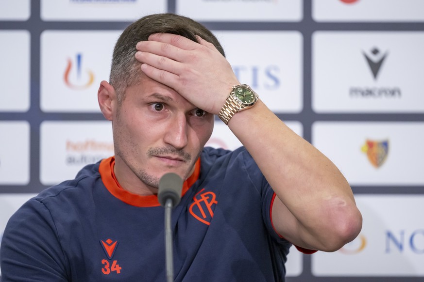 Taulant Xhaka, Spieler des FC Basel 1893, spricht an einer Medienkonferenz in Basel, am Donnerstag, 13. Februar 2025. Nach insgesamt 13 Saisons, 10 Titeln und ueber 400 Spielen in Rotblau beendet Taul ...