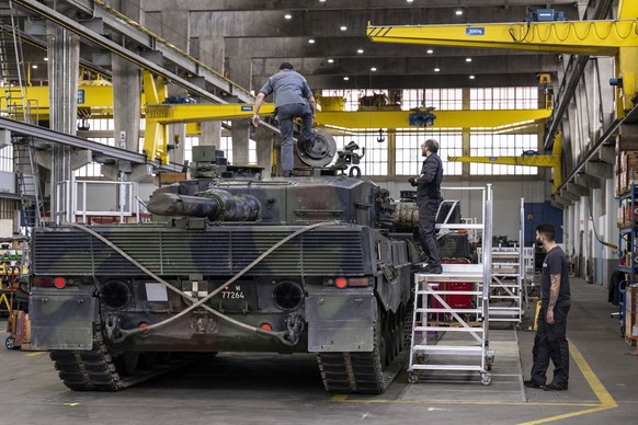 Mechaniker arbeiten an einem Panzer vom Typ Leopard 2 in einer Wartungshalle der RUAG, am Montag, 20. Maerz 2023, in Thun. (KEYSTONE/Peter Schneider)