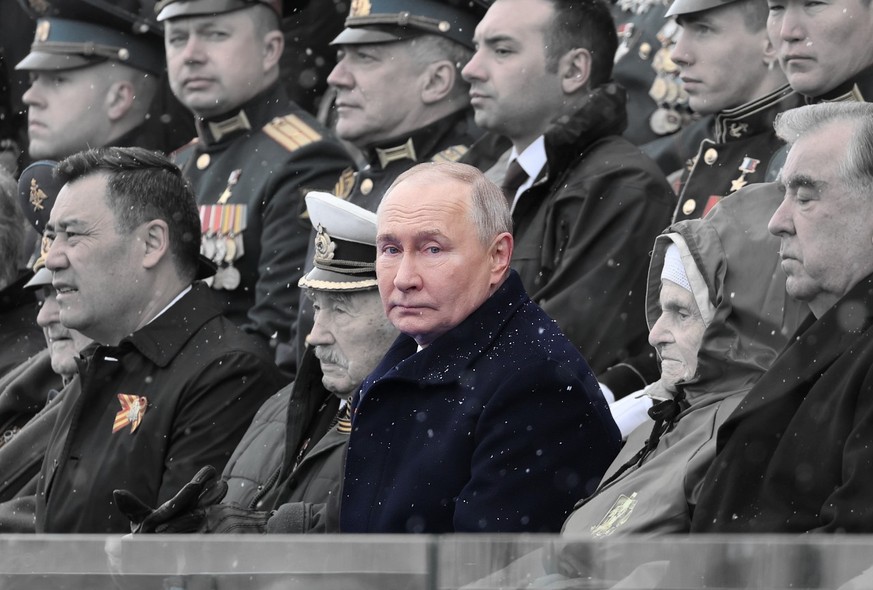 «Ne sois pas déçu, crie juste "hourra"»: on a assisté au défilé de Poutine